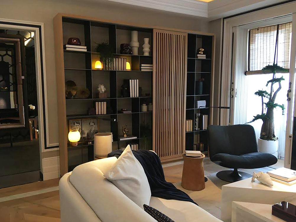 Salón con mueble de estanterías en Casadecor 2020