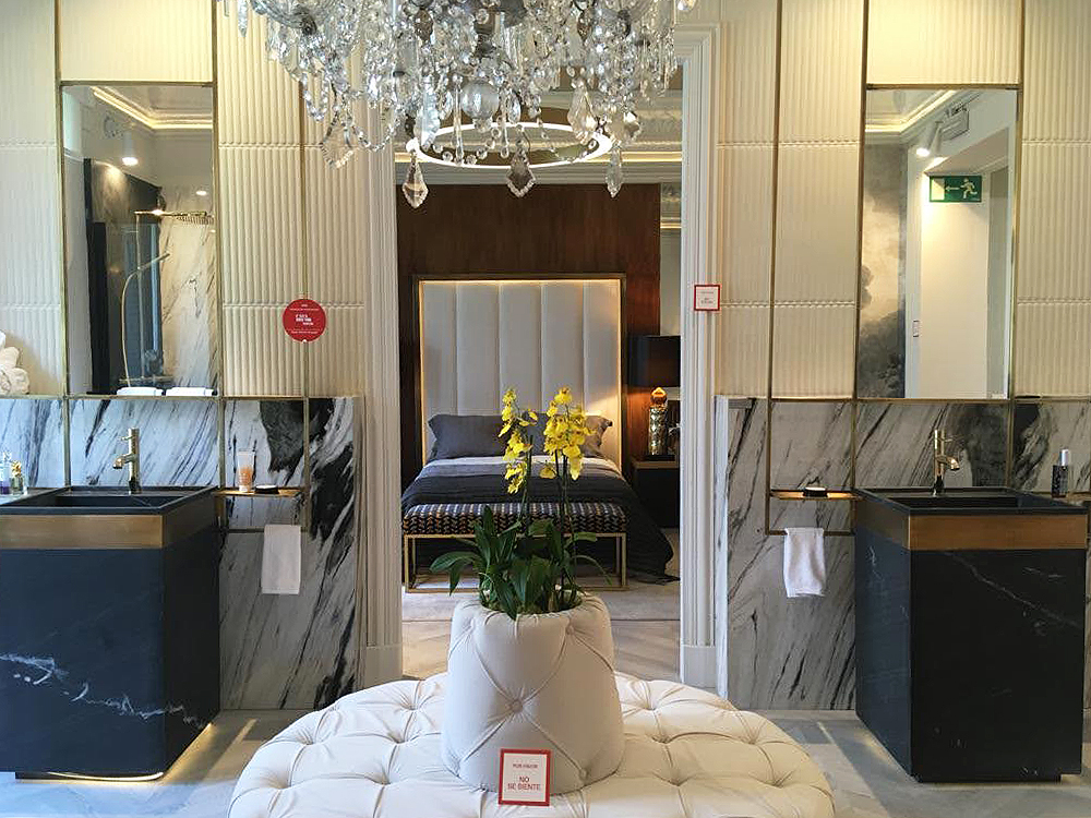 Elegante dormitorio con baño