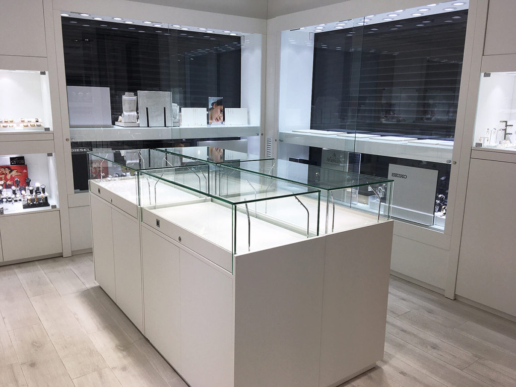 Muebles blancos con vitrinas para joyas